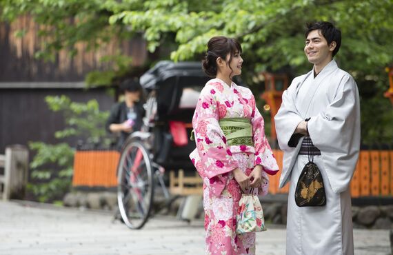 華やかな結婚式を彩る着物の着付けはお任せください | 東京で出張着付けのサービスをお探しならWAKA着付け
